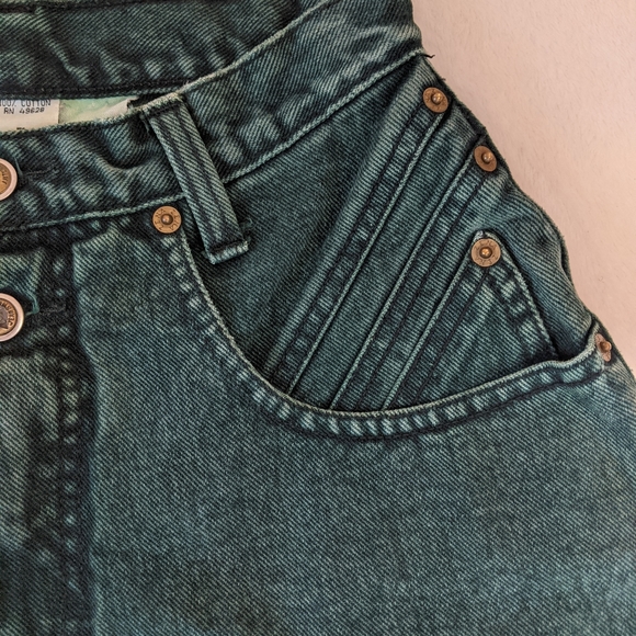 Vintage 90s Green High Rise Bermuda Mom Shorts - Picture 5 of 10